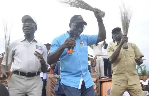 Oshiomhole passes hand-over notes to Obaseki